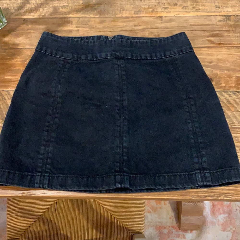 Free People black jean skirt. Fitted, shorter skirt. Barely worn.